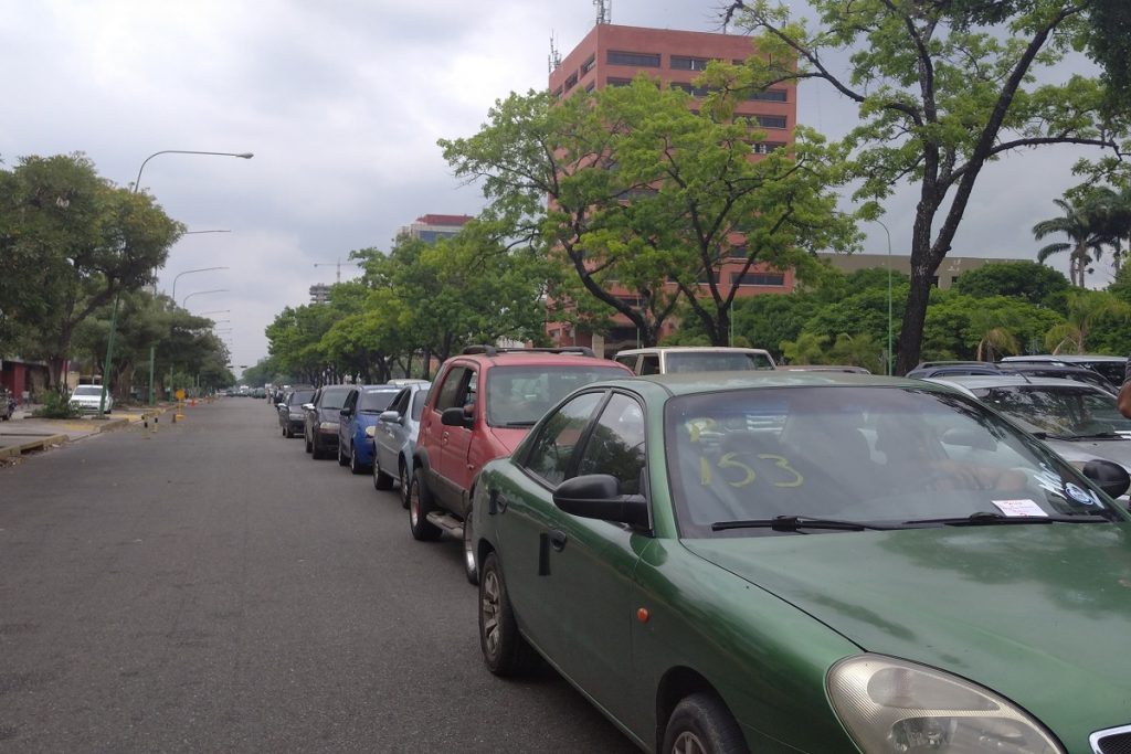 Largas filas y accesos cerrados marcaron jornada de despacho de gasolina en la Gran Valencia
