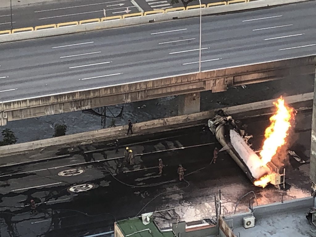 Gandola de Pdvsa explotó en la madrugada en la autopista Francisco Fajardo de Caracas