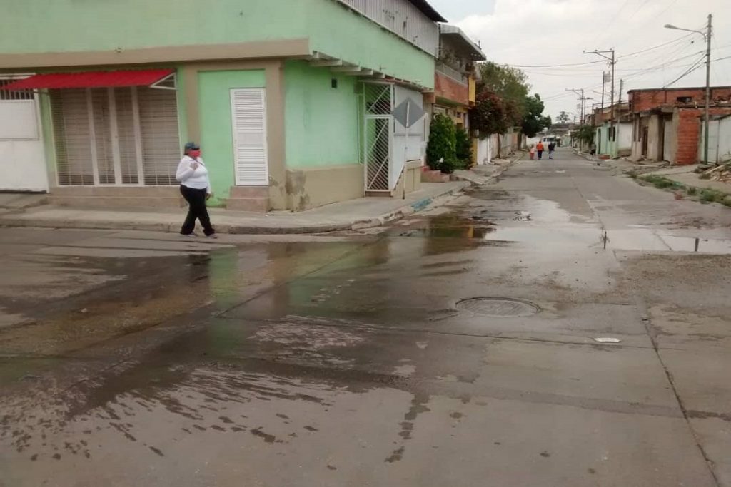 Comunidades en Naguanagua pasan la cuarentena entre aguas negras y putrefacción