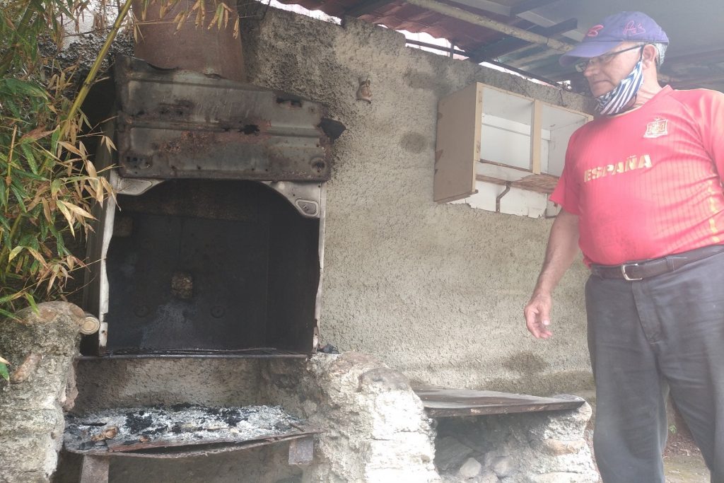 Vecinos en Naguanagua rompen la cuarentena en busca de leñas para cocinar