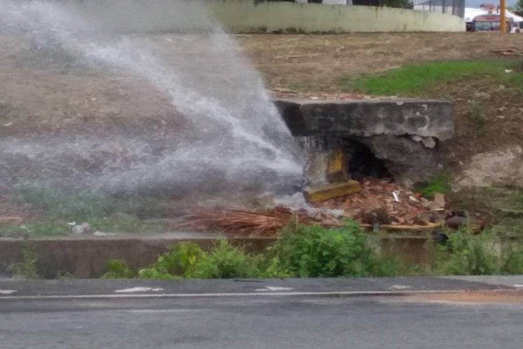 Miles de litros de agua blanca se botan tras rotura de tubería en el distribuidor San Blas