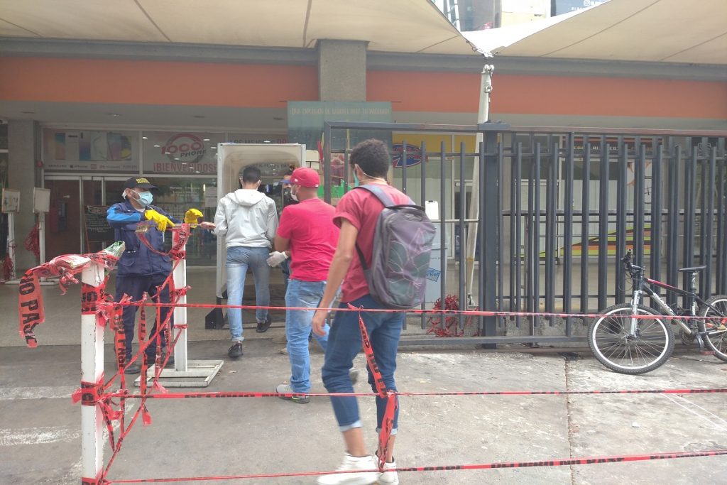 Algunos centros comerciales en Naguanagua abren sus puertas bajo medidas de prevención