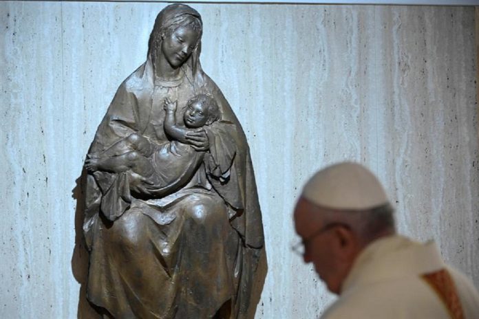 El Papa madrugó para rezar solo por el Día de la Inmaculada Concepción en una plaza romana