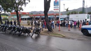 Desplegados organismos de seguridad en la estación de servicio Paramacay