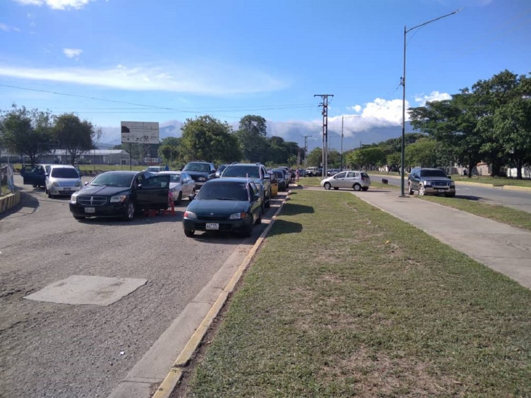 Garantizada una nueva gandola con combustible para los conductores apostados en la bomba Paramacay