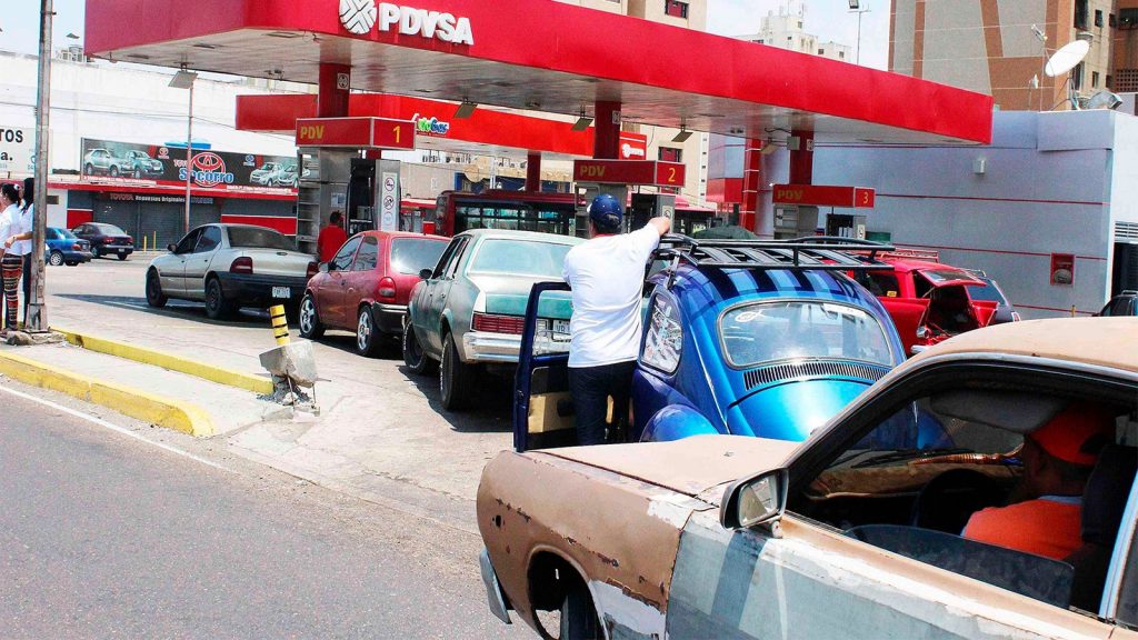 Las colas para repostar gasolina comienzan a menguar en Venezuela