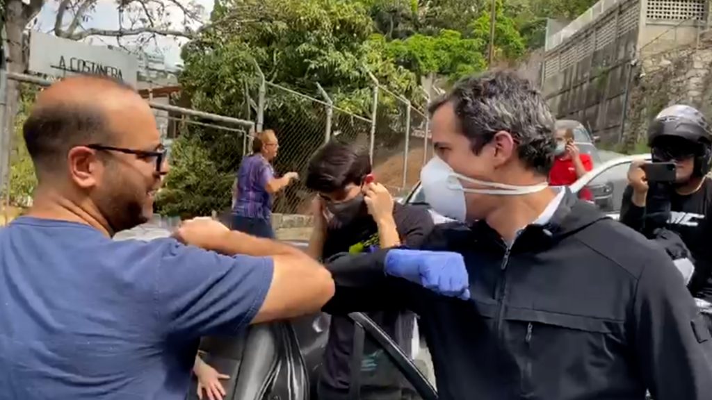 Guaidó acompañó a venezolanos que estaban en una cola por gasolina en Caracas