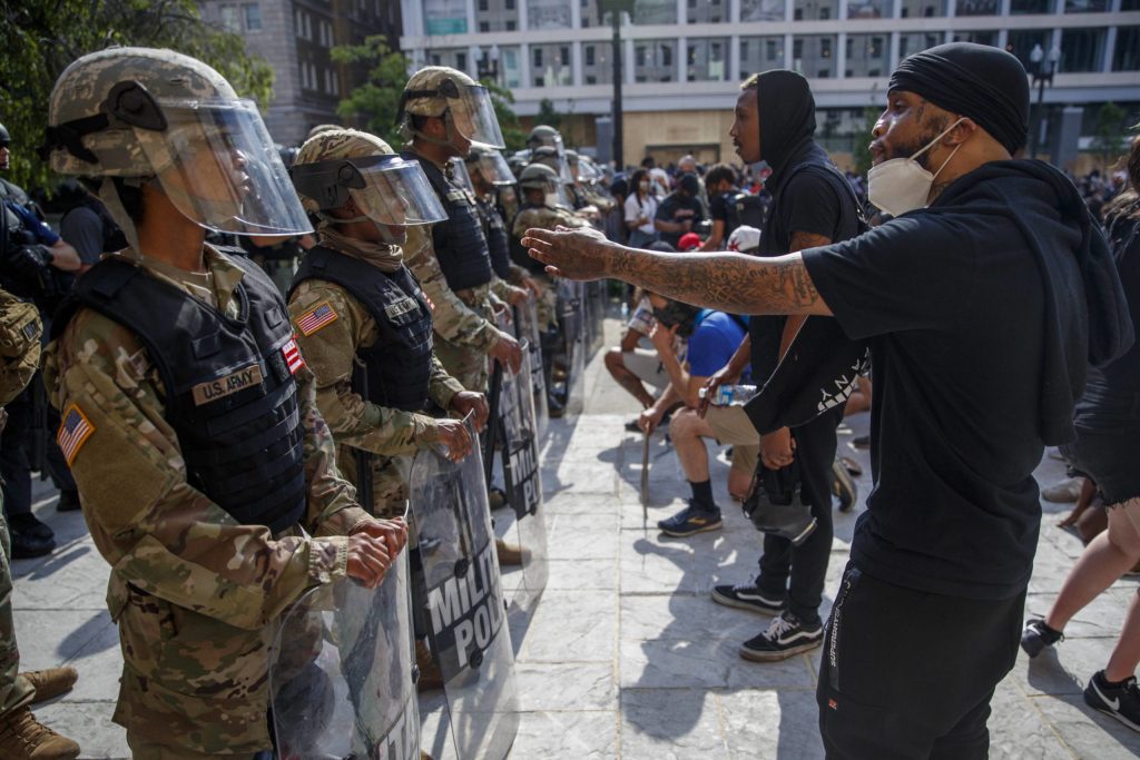 Trump retira militares de Washington mientras se impone la protesta pacífica