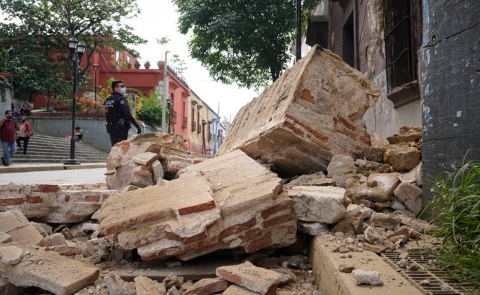 Fuerte sismo en México dejó dos muertos y acrecienta ansiedad por la pandemia