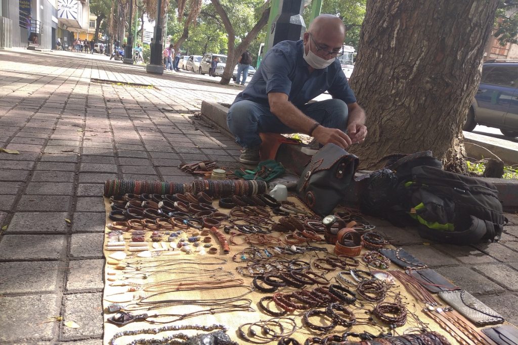 Artesanos en Valencia recurren al trueque como método de supervivencia