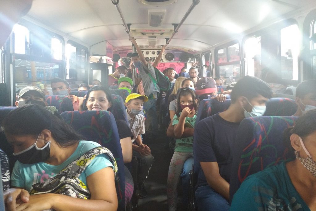 Pasajeros temerosos ante poco distanciamiento físico en transporte público