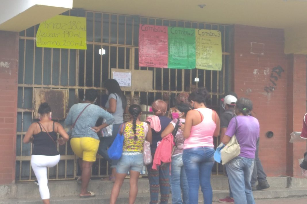 El distanciamiento físico poco se cumple en calles de Valencia