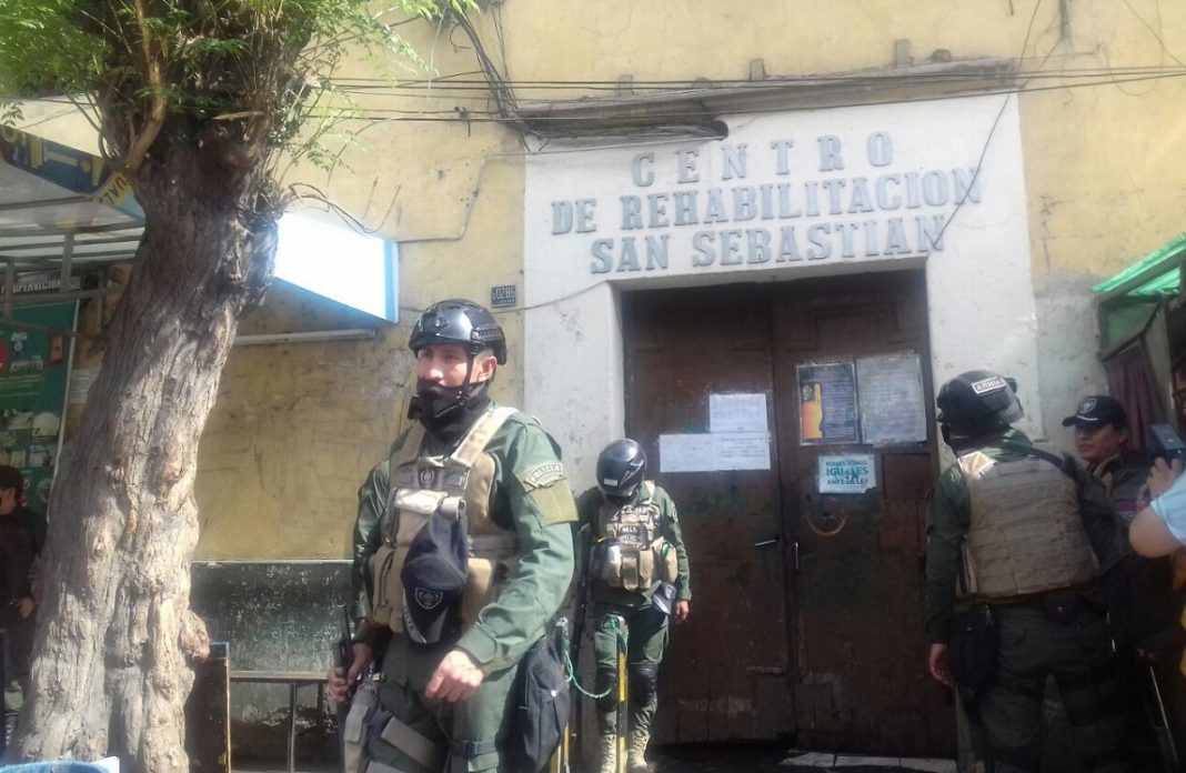 Reos en una cárcel en Bolivia se amotinaron para exigir asistencia médica