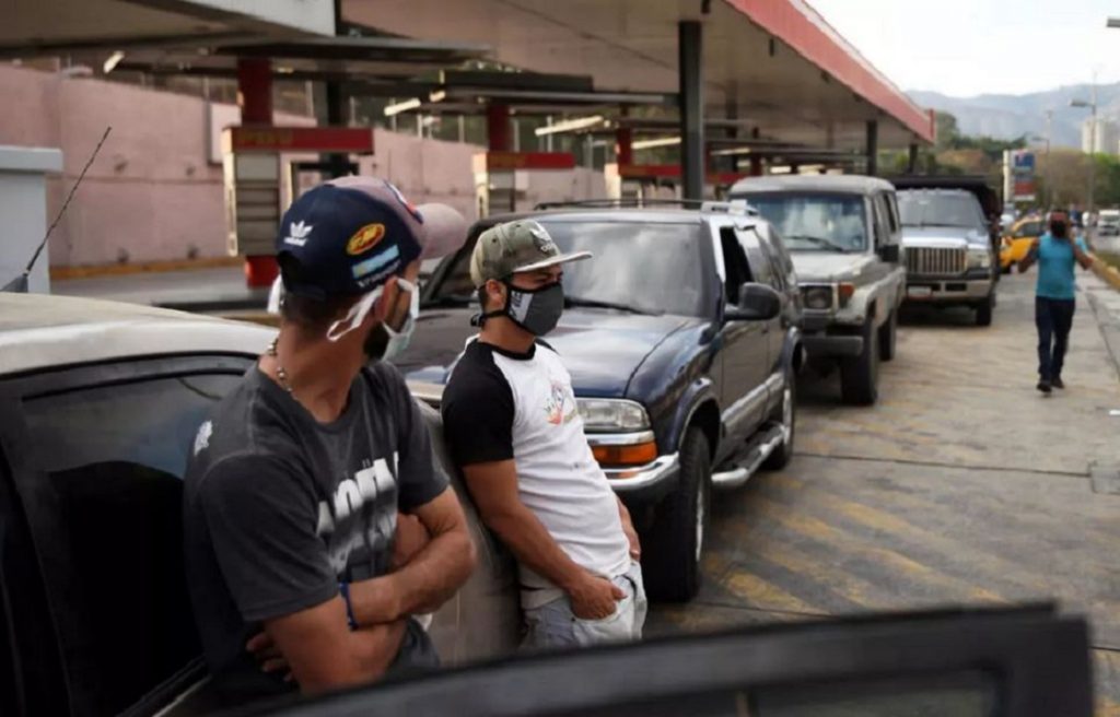 Escasez de gasolina no termina pese a nuevas tarifas y cargamentos iraníes