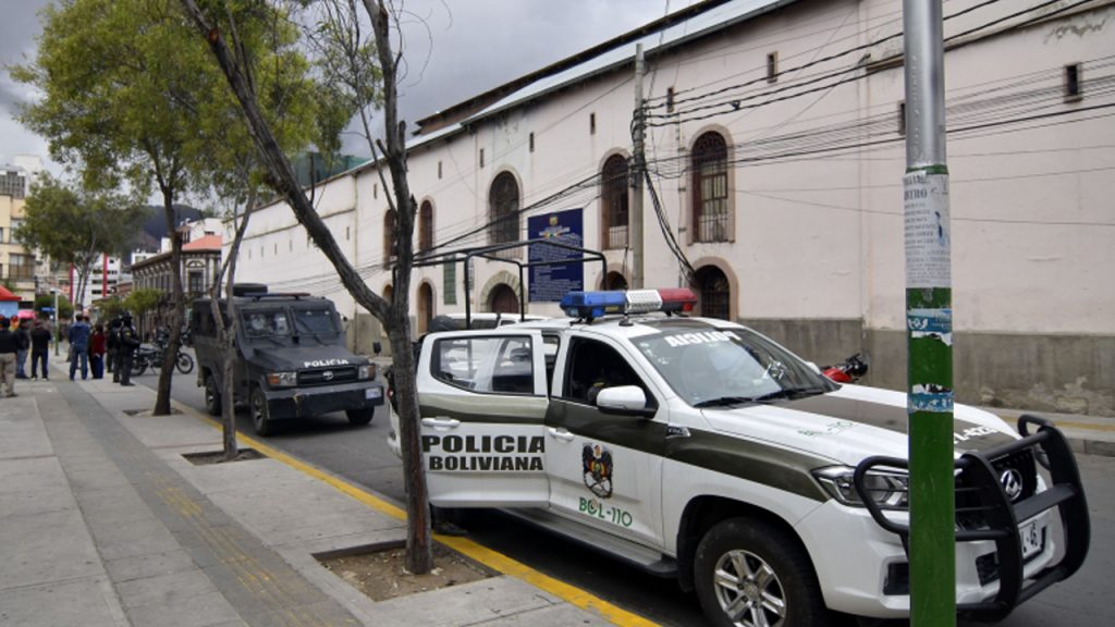 La Policía Boliviana recoge y certifica muertos por COVID-19 en casas y calles