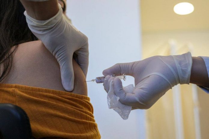 EE.UU. autoriza la tercera dosis y otras cuatro claves de la vacunación en América