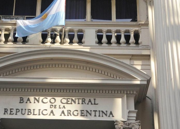 Gobierno de Argentina estudia restringir aún más la compra de dólares para ahorro