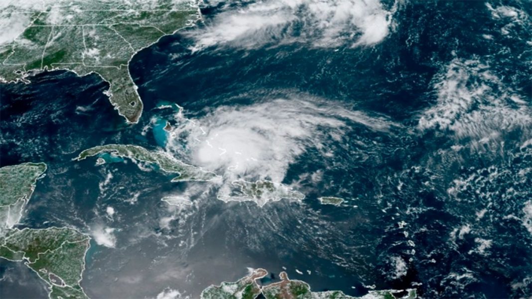 Huracán Isaías azota Bahamas y avanza hacia Florida, en plena crisis del coronavirus