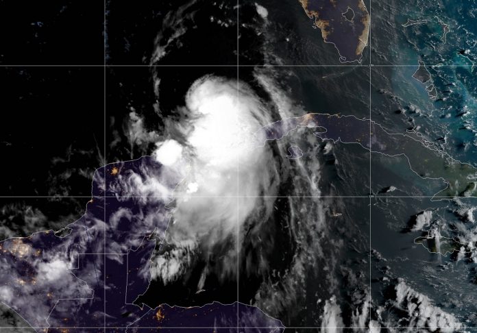 Laura ya se convirtió en huracan en el Golfo de México
