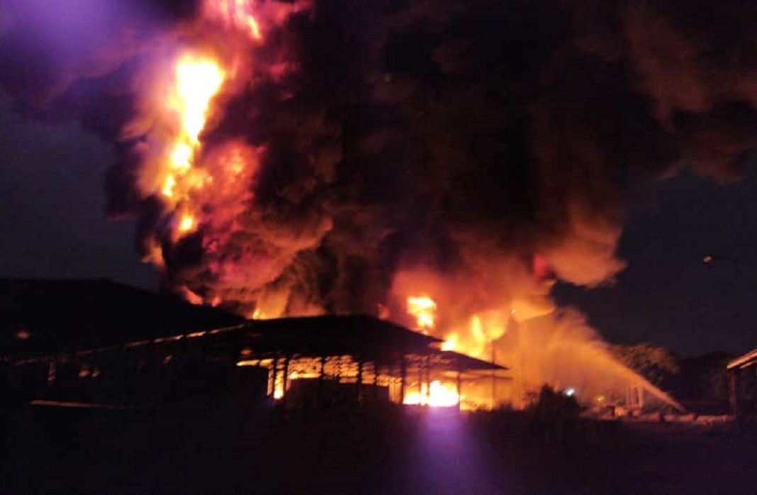 Bomberos atienden incendio en antigua planta Good Year de Los Guayos