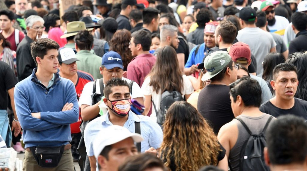 Jóvenes son principales impulsores de contagios de COVID-19 en las Américas, dice OPS