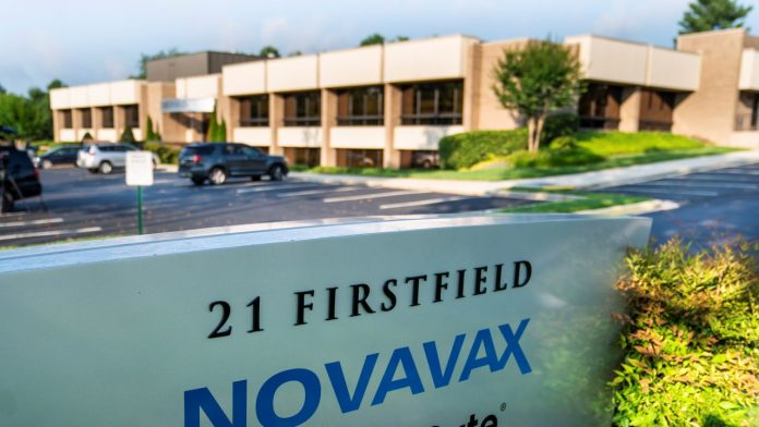 Novavax logra la vía rápida para la aprobación de su posible vacuna en EE.UU.