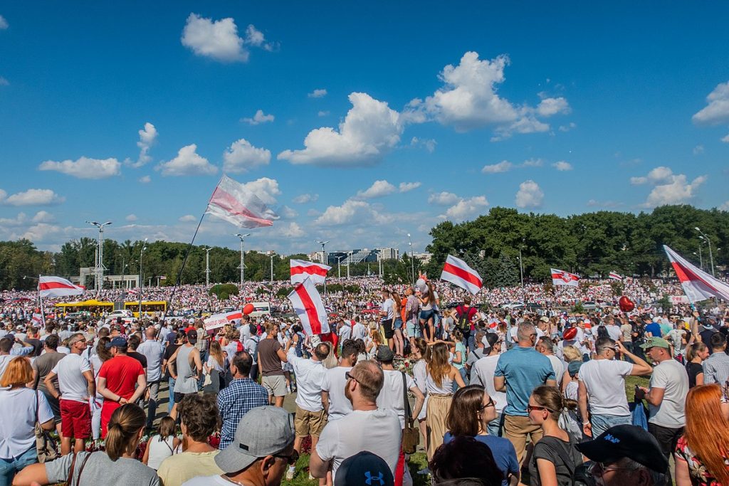 Una multitud protesta en las calles contra Lukashenko, que no da su brazo a torcer