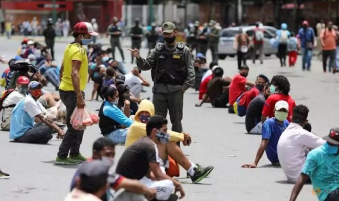 ABC: Con palos y trabajos forzados castigan a quienes se saltan el confinamiento en Venezuela