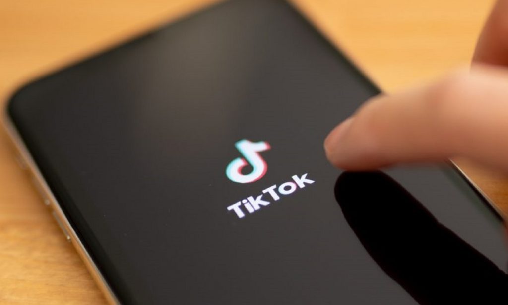 Obligada a disculparse y con medidas cautelares abuela que hizo video viral en TikTok