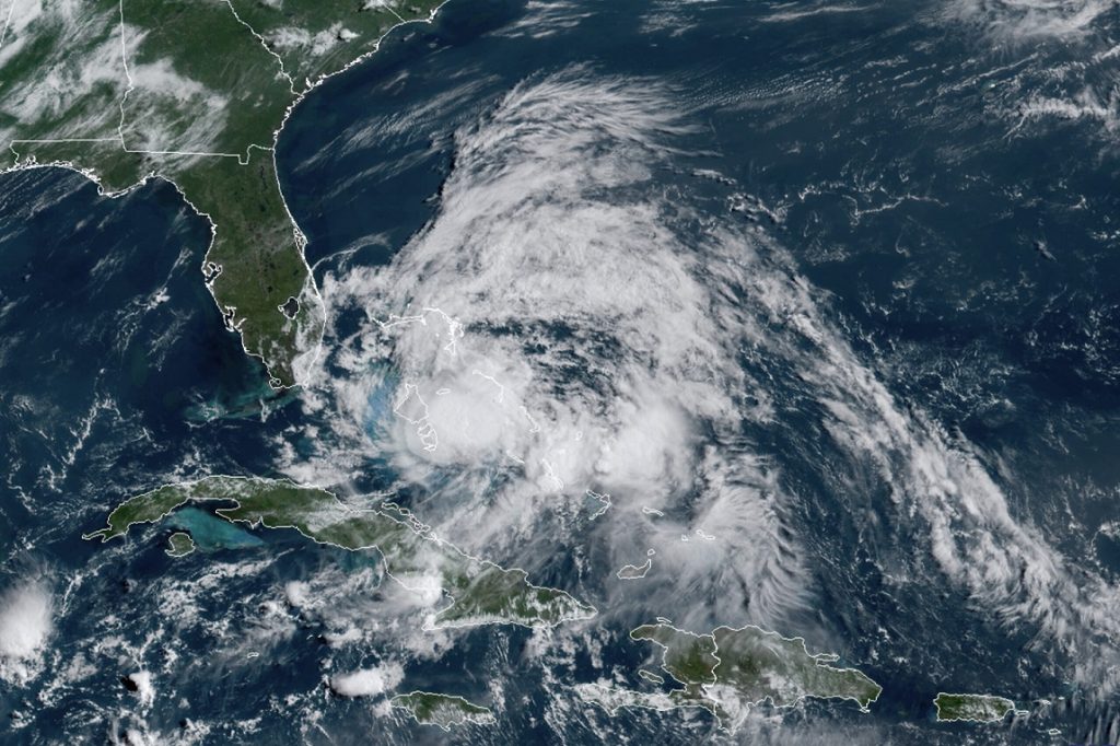 Tormenta tropical Isaías bordea Florida, que ensaya su respuesta en la era COVID