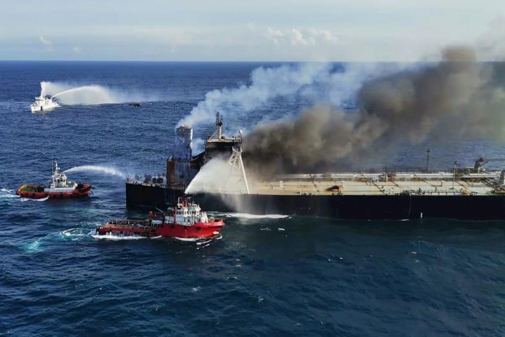 El jueves comenzó el incendio en el petrolero "New Diamond"