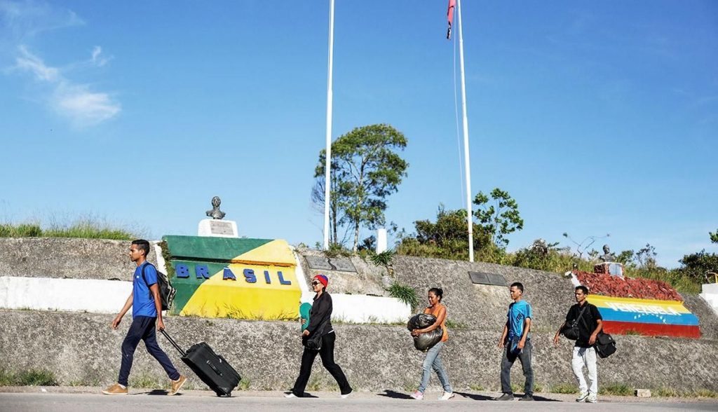 Bolsonaro dice que Argentina ayudaría más a Brasil si recibiera refugiados venezolanos
