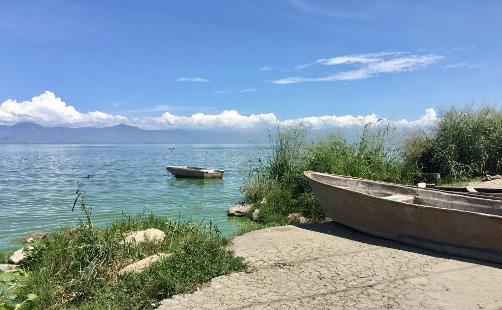 Orilla del Lago de Valencia desde lo que queda de la antigua carretera Carlos Arvelo, que conectaba a Valencia y Güigüe. (Foto: Kevin Arteaga González)