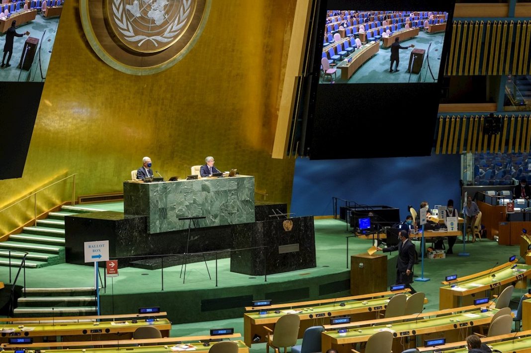 Asamblea General ONU confirma credenciales de los representantes de Maduro
