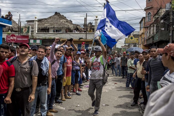 Guatemala expulsó a más de 3 mil 300 hondureños de caravana hacia EE.UU.