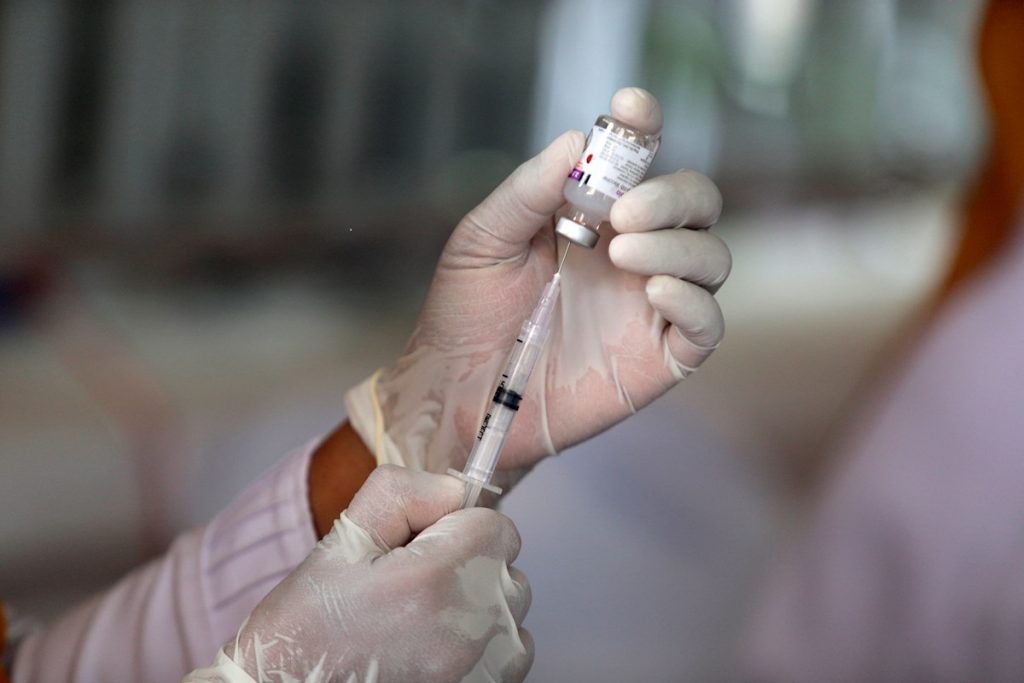 Vacuna de Johnson & Johnson recomendada en países donde circulan las variantes, según experto de la OMS