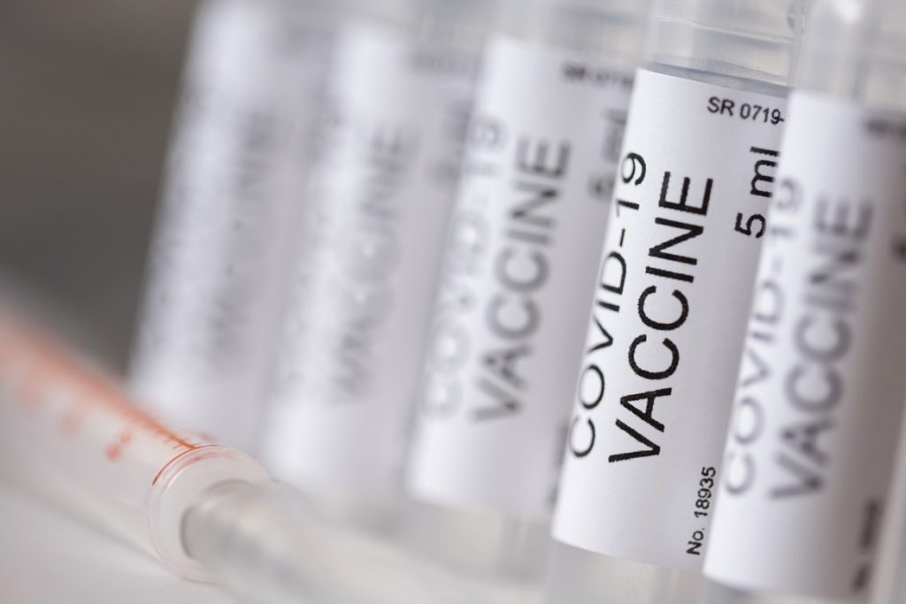 GSK y Sanofi prometen acceso de países pobres a 200 millones de dosis de vacuna contra COVID-19