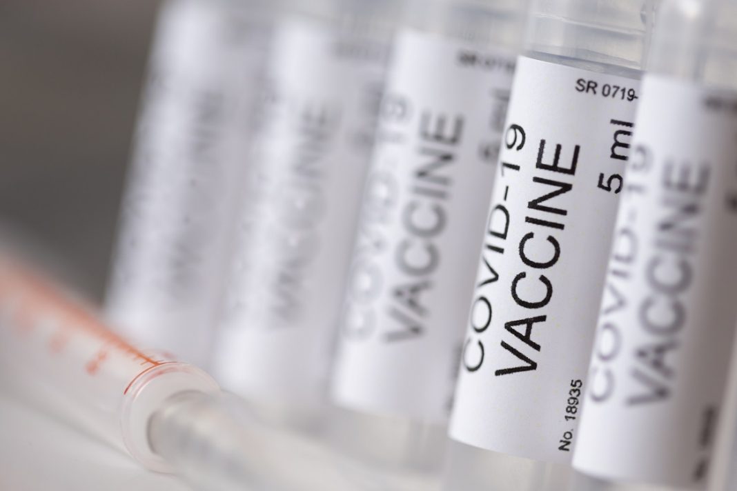 GSK y Sanofi prometen acceso de países pobres a 200 millones de dosis de vacuna contra COVID-19