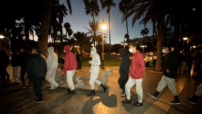 Pandemia, migrantes y turismo: la tensión crece en Canarias