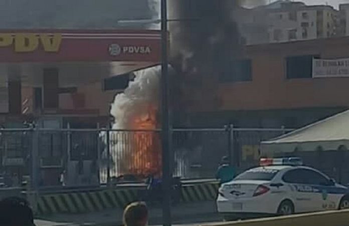 Una moto ardió en llamas en una estación de servicio en Puerto Cabello