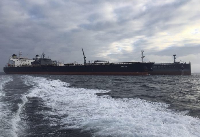 Explosión en un petrolero griego en puerto saudita sin heridos
