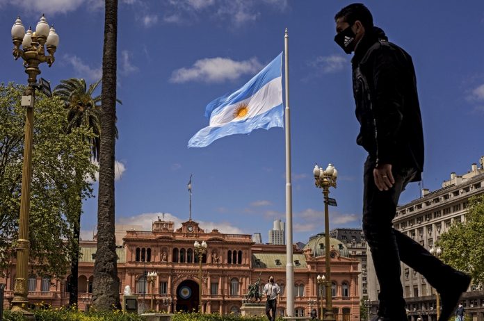 Cinco claves que explican el dramático avance de la pandemia en Argentina