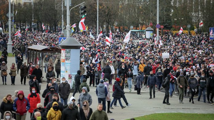 Arrestan a 300 personas en manifestación de la oposición en Bielorrusia