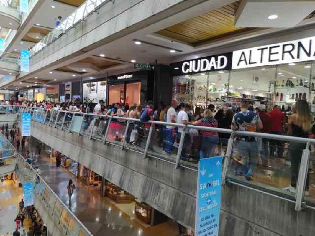 Overcrowded With People In The Mall During Black Friday Despite The Rising  Dollar (Video)