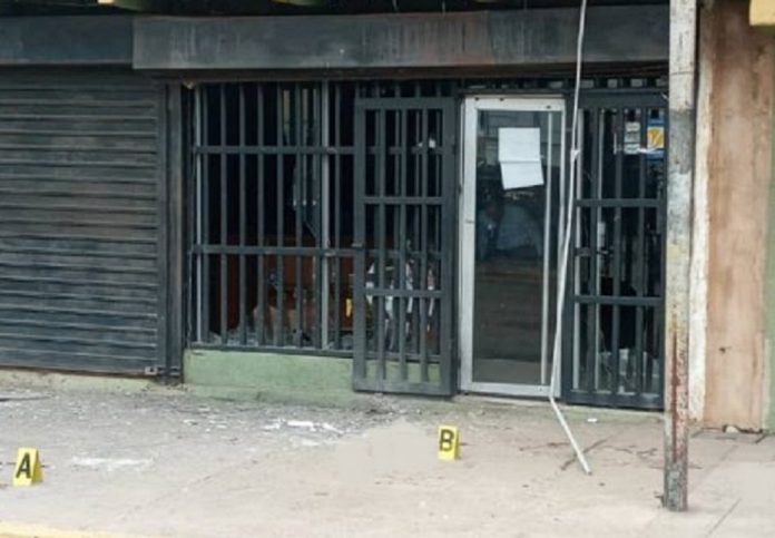 Dos sexagenarios resultaron heridos por explosión de granada en supermercado zuliano