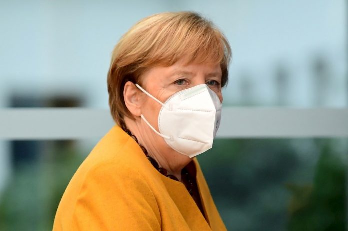 Merkel no descarta tener que prolongar las nuevas restricciones por la COVID