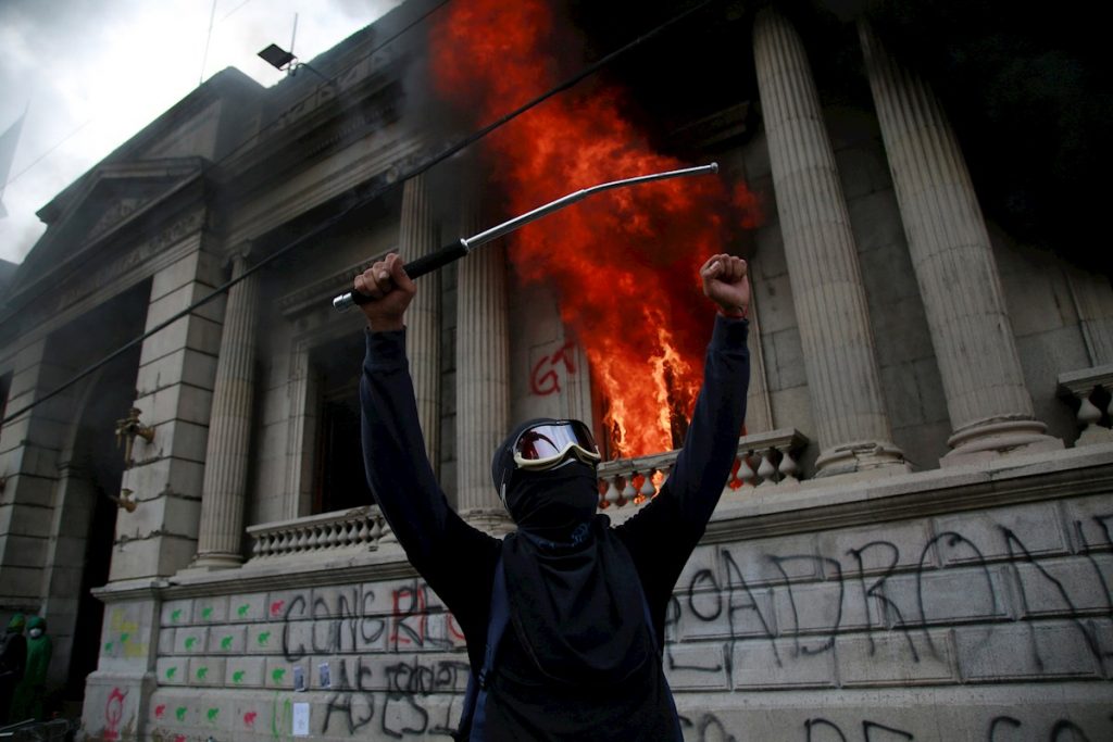 Cientos de manifestantes tomaron e incendiaron el Congreso de Guatemala