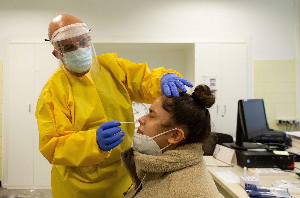 Pruebas PCR en aeropuertos, opción para garantizar un control de la pandemia