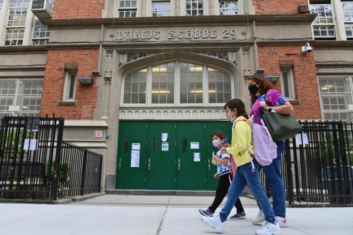 Nueva York vuelve a cerrar sus escuelas desde el jueves por avance del coronavirus
