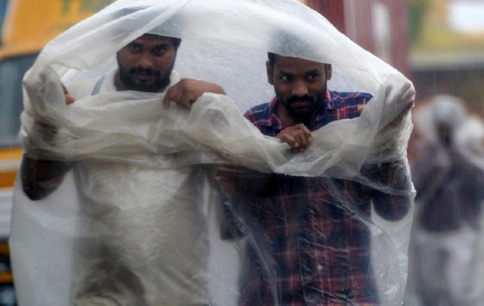 Evacúan a miles de personas en sureste de India ante llegada de ciclón